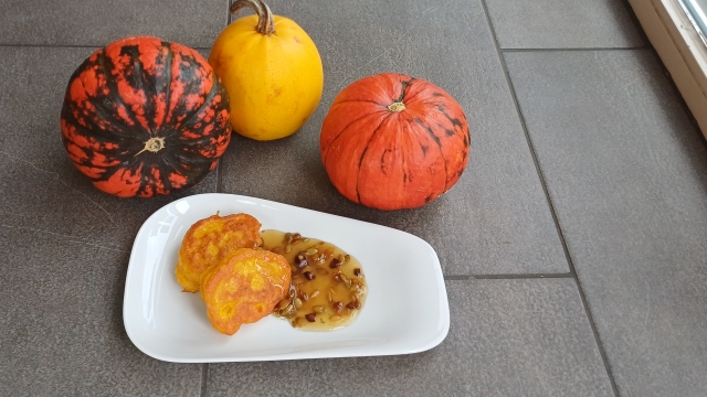 K&uuml;rbispfannkuchen mit Kakerlakenso&szlig;e